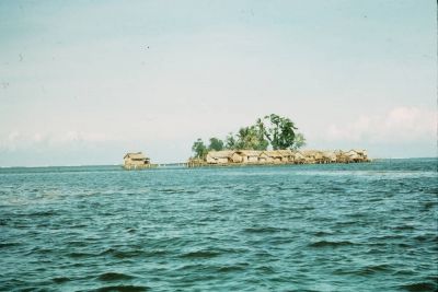 L'îlot artificiel de Foueda dans un paysage marin.
Photo: Pierre Maranda, 19-d.lau-F0284.D0252, CC-BY-SA 4.0, Kalos, Bibliothèque de l’Université Laval. Pierre Maranda, 19-d.lau-F0284.D0252, CC-BY-SA 4.0, Kalos, Bibliothèque de l’Université Laval.