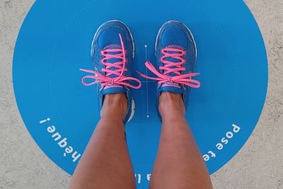 Photo de pieds sur la pastille du concours