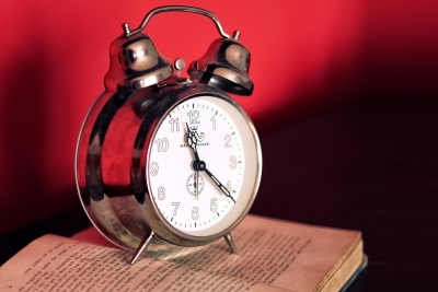 Photo, horloge et livre