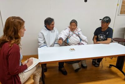 Interrogés par la professeure Caroline Hervé, Mme Deborah Qaunaq et M. Natalino Piugattuk, deux aînés d’Igloulik, témoignent pour la postérité d’objets de la collection. Leurs propos sont traduits en anglais par M. Roland Taqtu. Crédit photo: Valérie Boulva Photo des ainés du Nunavut