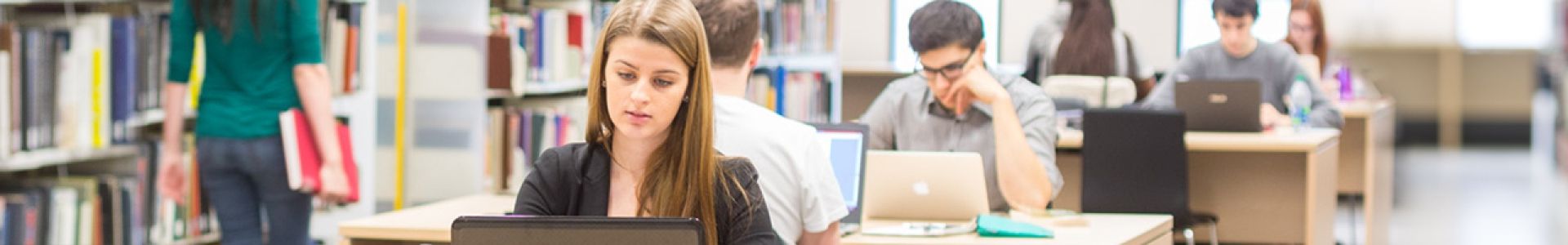 étudiants à la bibliothèque